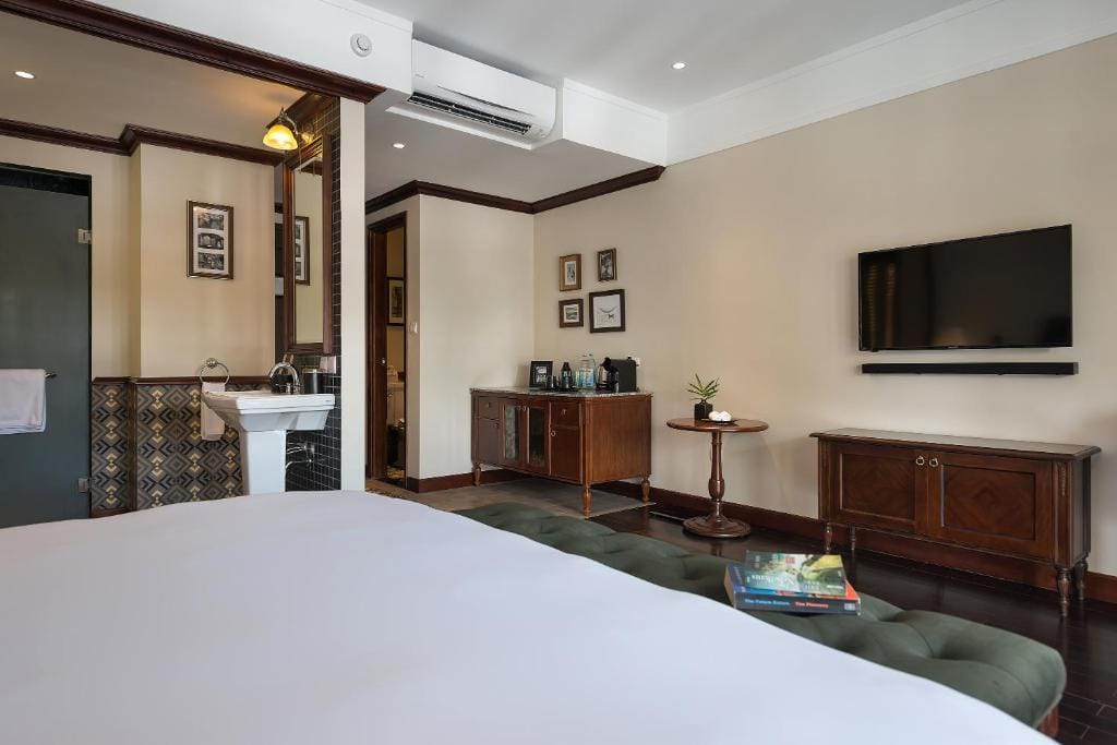 Junior Suite with Balcony - Club Wing (1)