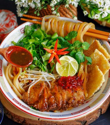 A Complete Guide to Must-Try Local Dishes – Cao Lầu, White Rose Dumplings & Bánh Mì Hoi An